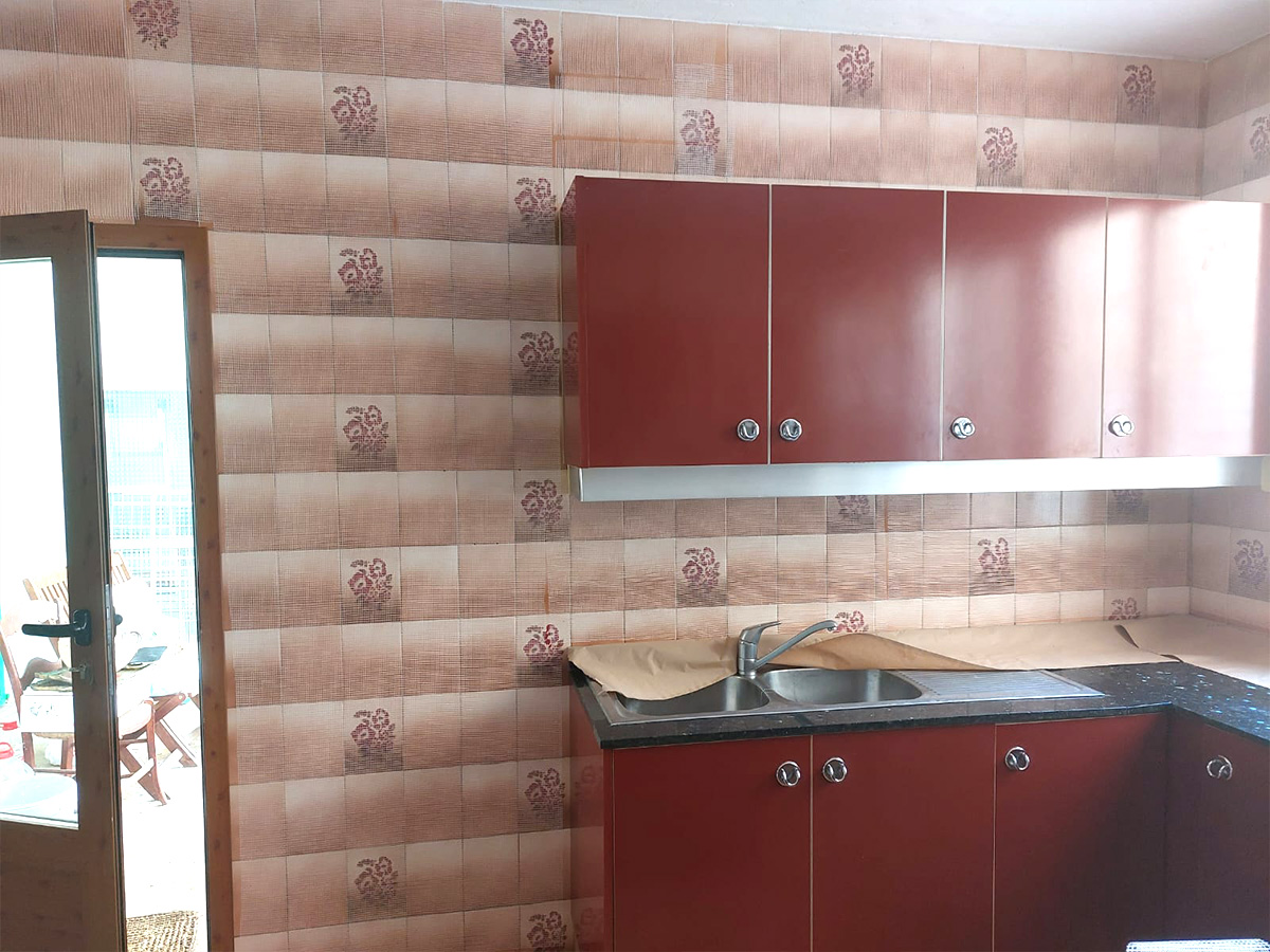 pared cocina microcemento antes